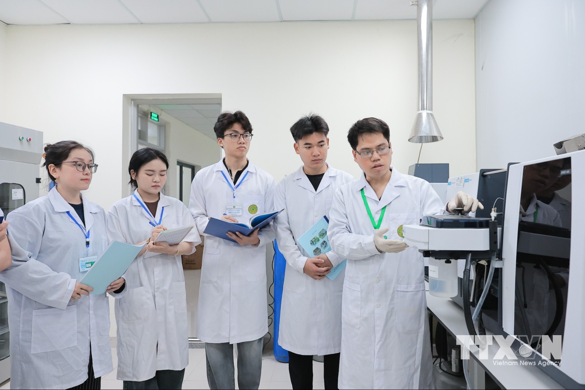 Sinh viên Khoa Tài nguyên và môi trường được giảng viên trực tiếp hướng dẫn sử dụng Máy quang phổ hấp thụ nguyên tử dùng để kiểm tra chất lượng nước, thực phẩm, dược phẩm, đất, môi trường. (Ảnh: Lê Đông/TTXVN)